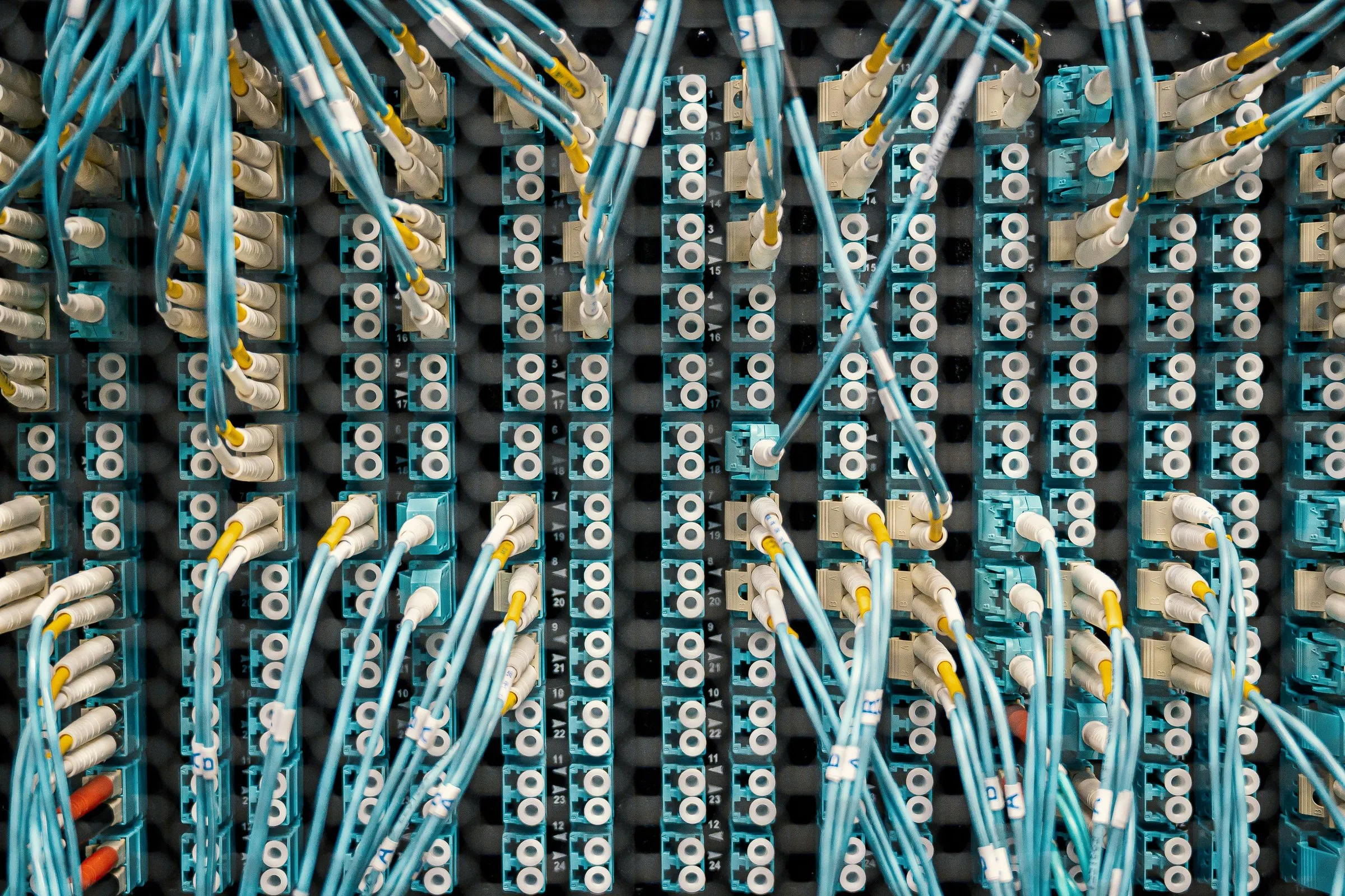 Pannello di permutazione in fibra ottica con cavi turchesi e connettori bianchi