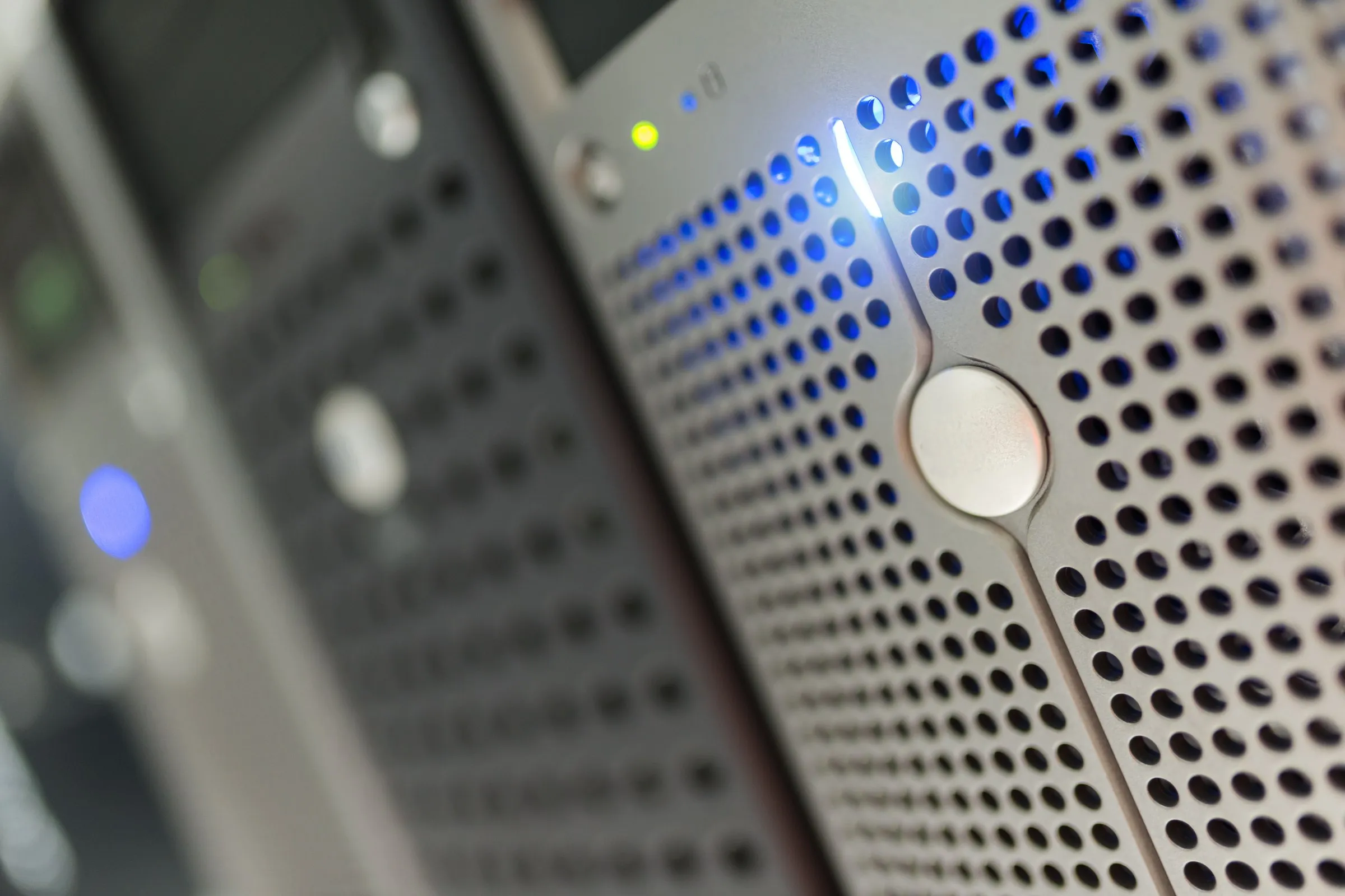 Dettaglio di un rack server con indicatori luminosi blu in una sala di controllo